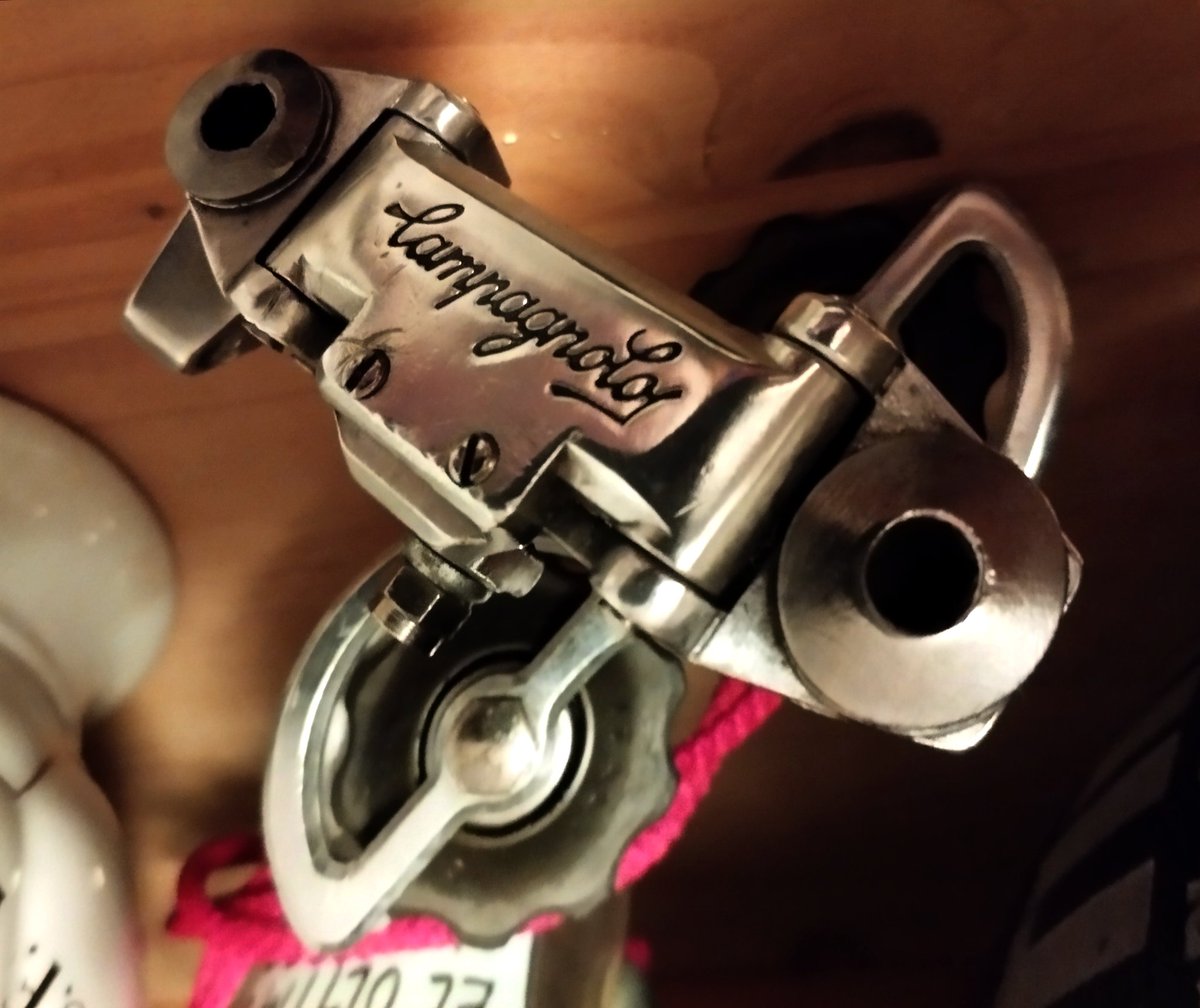 BiciVicen's tweet photo. Me flipa el cambio trasero #Campagnolo ๐ฎ๐น , comprado en un mercadillo de #Bicis Clรกsicas ๐ฒ en #Arztiniega este verano #LaKarpy #LicorKarpy #BodegasAncha #Amurrio #Alava #Euskadi ๐๐คโค๏ธ https://t.co/7V5EdvYRe2
