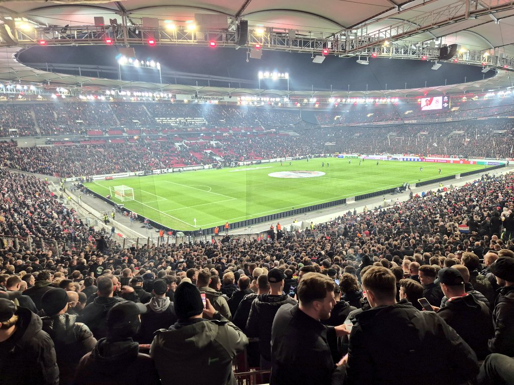 We zijn binnen hoor. Daar had je wat geduld voor nodig, bij gepruts van onze freunden. Eenmaal binnen is alles goed. Mooi uitvakje hoor. Heerlijk. Feyenoord in Europa, zo tof. Over een paar minuten beginnen we, op weg naar een top resultaat <a href="/EuropaLeague/">UEFA Europa League</a>. #Feyenoord ♥️🤍. #vfbFEY