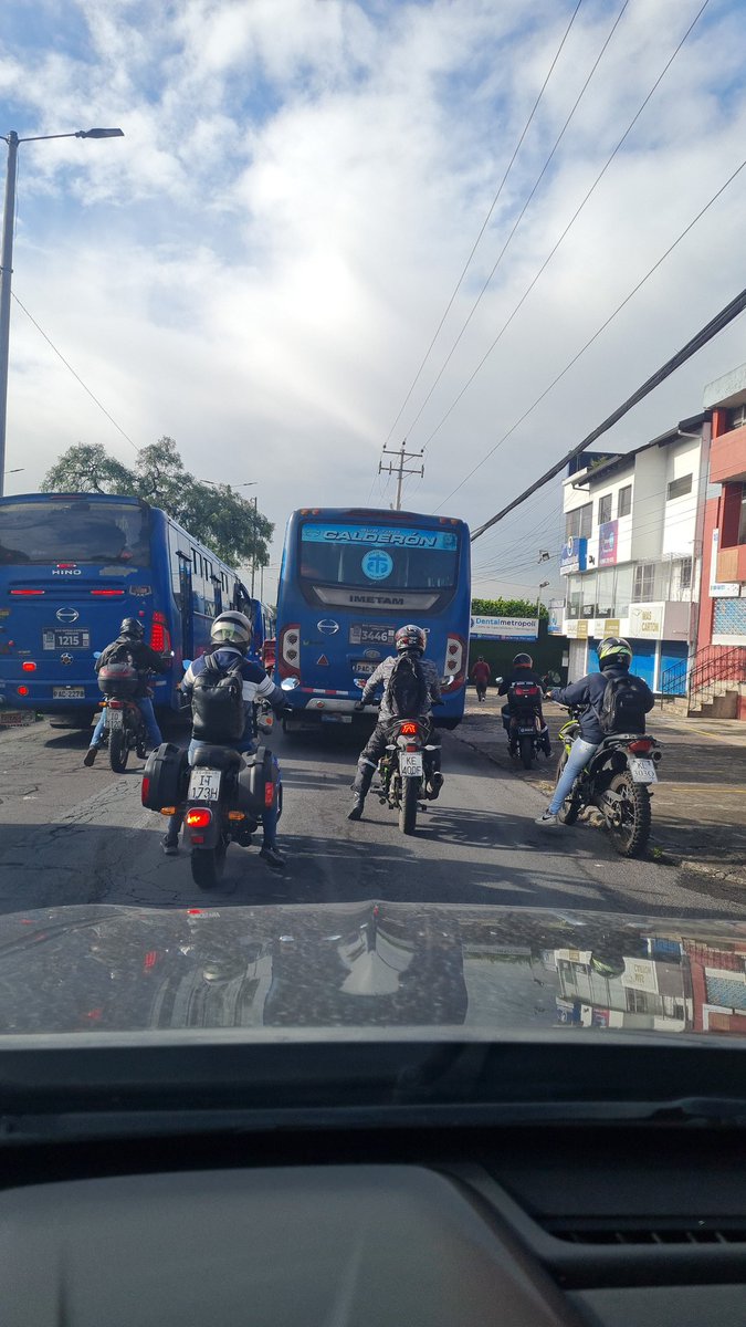 santiarroyob's tweet photo. Y con buseros irrespetuosos que van de carril en carril tratando de ir más rápido dejando pasajeros en media vía frente a los ACT que poco o nada les importa hacer bien o no hacer su trabajo. https://t.co/26oiyKvqT7