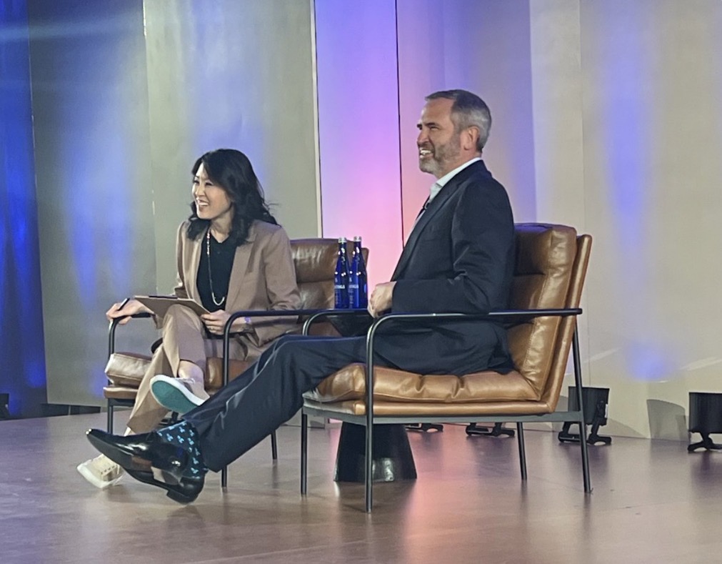 JaccoLau2303's tweet image. 🚀🚀🚀🚀🚀 Our CEO  Brad Garlinghouse is, as always, beautifully dressed in a stylish tailor-made suit, and take a closer look... he&apos;s wearing rockets on his socks,  A subtle sign 😉
@bgarlinghouse 
#XRP #XRPCommunity #XRPArmy