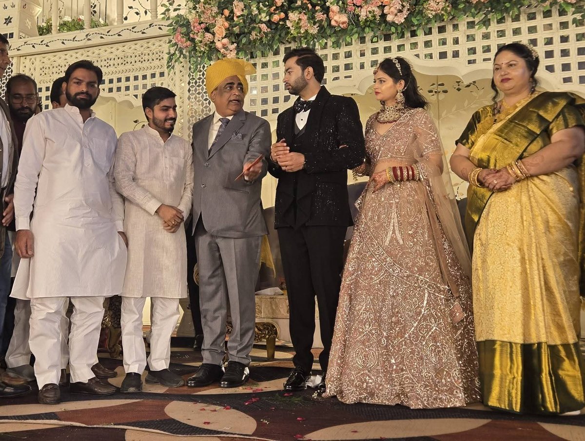 ManjeetGoswami_'s tweet image. आज रात्रि जींद में भाजपा के वरिष्ठ नेता श्री जवाहर सैनी जी और पूर्व नगर परिषद चेयरपर्सन श्रीमती पूनम सैनी जी के पुत्र डॉ.नीतेश सैनी के विवाह समारोह में शामिल हुआ।नवविवाहित वर-वधू के सुखमय,समृद्ध और प्रेमपूर्ण वैवाहिक जीवन की मंगलकामना करते सभी परिवारजनों को बधाई एवं शुभकामनाएं दी