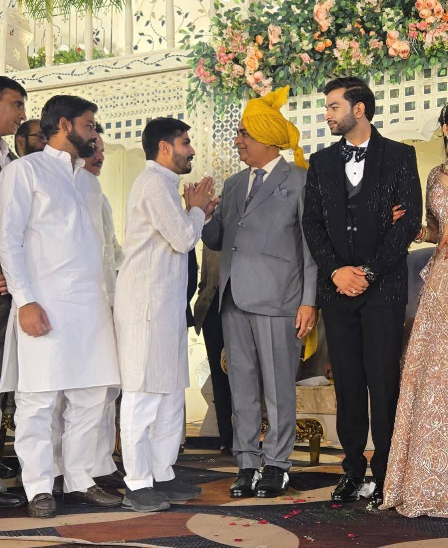 ManjeetGoswami_'s tweet image. आज रात्रि जींद में भाजपा के वरिष्ठ नेता श्री जवाहर सैनी जी और पूर्व नगर परिषद चेयरपर्सन श्रीमती पूनम सैनी जी के पुत्र डॉ.नीतेश सैनी के विवाह समारोह में शामिल हुआ।नवविवाहित वर-वधू के सुखमय,समृद्ध और प्रेमपूर्ण वैवाहिक जीवन की मंगलकामना करते सभी परिवारजनों को बधाई एवं शुभकामनाएं दी