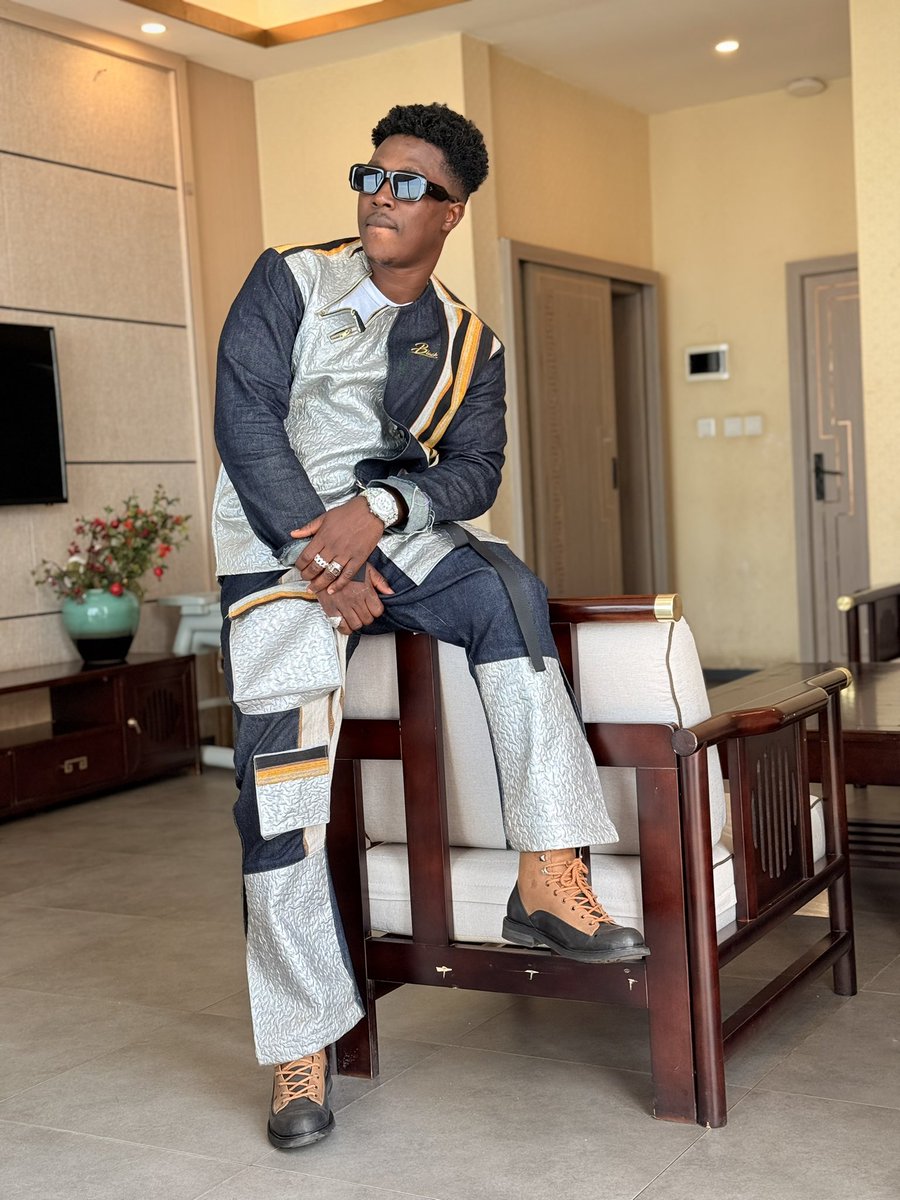 Ne lâchez surtout pas car c’est souvent à quelque pas de la VICTOIRE qu’on abandonne facilement 

Outfits : Black Urban Chic 🔥🔥🔥

Soul Bang’s KADI (chanson originale : Fodé Conté) - Clip Officiel
youtu.be/0NT20CZP1ys