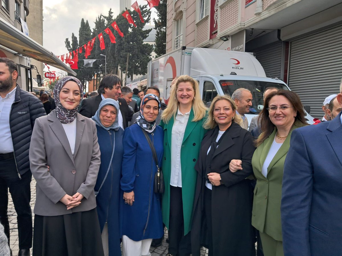 akkadinbagcilar's tweet photo. Mahmutbey Selanikliler Derneği’nin 102 yıldır sürdürdüğü Türbe Dede Pilav Günü’nde, İstanbul Valimiz Sayın Davut Gül, AK Parti İstanbul İl Başkanımız Sayın Abdullah Özdemir ve Belediye Başkanımız Sayın Yasin Yıldız’ın katılımlarıyla komşularımız ve hemşehrilerimizle bir araya geldik.

İl Yürütme Sorumlumuz Narin Yaprak Aydın başkanımızla beraber Kadın Kolları olarak programa misafir olduk.
Bu köklü geleneğin yaşatılmasına emek veren herkese teşekkür ediyoruz.