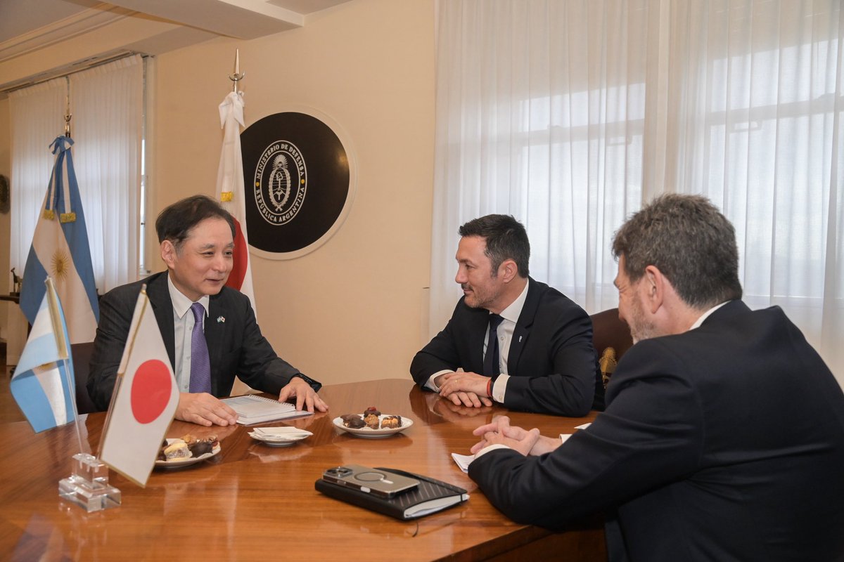 🇦🇷🇯🇵 Nos reunimos con el <a href="/embajadorjpnarg/">Embajador del Japón en la Argentina</a> YAMAUCHI Hiroshi, que se despide de nuestro país tras una gran gestión. Gracias al trabajo conjunto, reactivamos la cooperación en defensa y acordamos abrir una agregaduría, honrando los lazos históricos que unen a la Argentina y Japón en