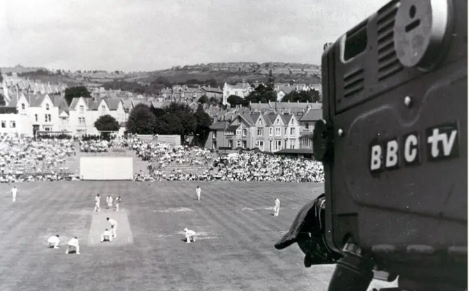 Give yourself a break and have some wonderful cricket listening pleasure.  Hear some legends of welsh, english and world cricket talking about our sensational seaside ground at Swansea:

buzzsprout.com/1238213