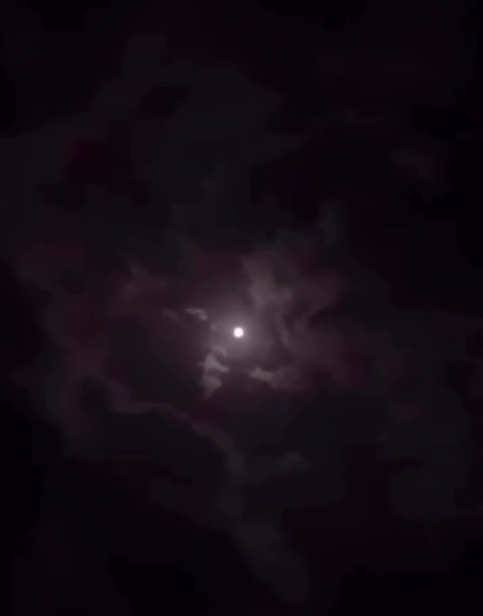 _smn_r_'s tweet image. Hangi kalemin ömrü yeter ki içimizdekilerini anlatmaya?
O zamannnn
Göğe bakalım 🌕🌝