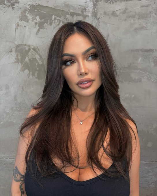 Ashley Vee 🇵🇭 - What attracts you the most my face , body or personality?? https://t.co/2pyKyyjHk7