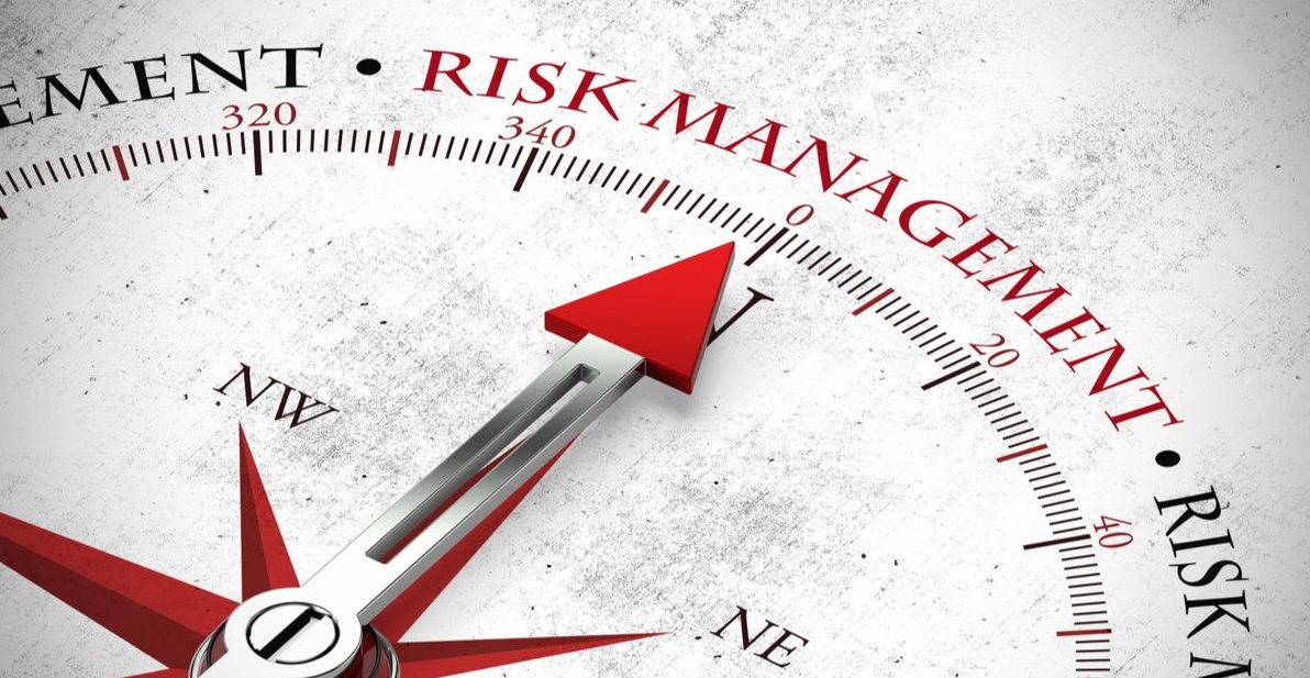 TraderLeevis's tweet photo. Her işlemde yüzde 1 risk almalısın, kaybetmekten korkmamalısın, FOMO olmamalısın zart zurt.

Bu klişelerin çoğu palavra. 
Hepsini tecrübe ettik çok şükür. Gerçek dünyada elit trader’lar böyle çalışmıyor.

Piyasada yıllarca kalanlarla bir gün bile hayatta kalamayanların farkı; 

“duygusuz, robot gibi olmak” falan değil.

Risk; psikolojin, toleransın, edge’inin kalitesi ve piyasa bağlamına göre tasarlanmalı. Kopyalanan kurallar değil; kişiye özel mühendislik gerekir.

1-

Sabit değil, esnek risk kullanırlar.
Trend güçlü, edge net, mental enerji yüksekken yüzde 0,5 – 2’lik risk skalası uygularlar.
Kötü günlerde yüzde 0,25 ile bile trade ederler. Risk “hava durumu” gibi güncellenir.

2-

Tek işleme değil, 50 işleme odaklanırlar.
Bir trade’in sonucu önemsizdir; önemli olan serinin EV’sidir (Expected Value).
Her emir, sistemin kendini test ettiği bir veri noktasıdır.

3-

Kendilerini düzeltmek yerine sistemi kendilerine göre tasarlarlar. Bu çok önemli.

• Risk kapasitesini bilinçli olarak genişletirler.
Volatil dönemleri küçük pozisyonla çalışıp sinir sistemini eğitir, sonra kademeli boyut artırırlar. Böylece büyük riskleri duygusal çöküş yaşamadan taşıyabilecek bir “iç kas” geliştirirler.

• Overtrade ediyorsan günlük işlem limitleri koyarsın.

• Kayıp sonrası tilt’e giriyorsan “cooldown protokolü” eklersin.

Psikolojiyi ezmeye değil, çevresini yeniden inşa etmeye odaklanırlar.

4-

Stratejin kârlı, edge’in pozitif; yine de üst üste üç kaybın ardından tilt olup risk artırıyorsan, sorun sistemde değil, **risk kapasitesi mimarisindedir**.

Elit trader böyle bir zayıf noktayı şansa bırakmaz. Sürecine şu tür bir koruma protokolü entegre eder:
“Üç ardışık kayıp = risk otomatik yüzde 50 azaltılır, zorunlu mola protokolü devreye girer, yalnızca A+ setup’lar işlem onayı alır.”

Bu yaklaşımın özü şudur:
Risk yönetimi yalnızca limit koymak değil; **en kırılgan anlarını önceden tasarlamak ve mühendislik etmektir**.

Son

Dogmaları unut.
Risk yönetimi “ne yapman gerektiği” değil; **kim olduğun ve nasıl işlediğin** üzerinden inşa edilir.
