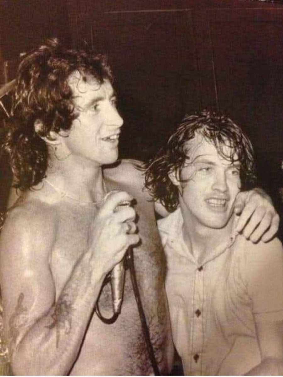birgerstoffer66's tweet photo. Bon Scott and Angus Young
🤘⚡️🤘 https://t.co/3JrCi1hMEV