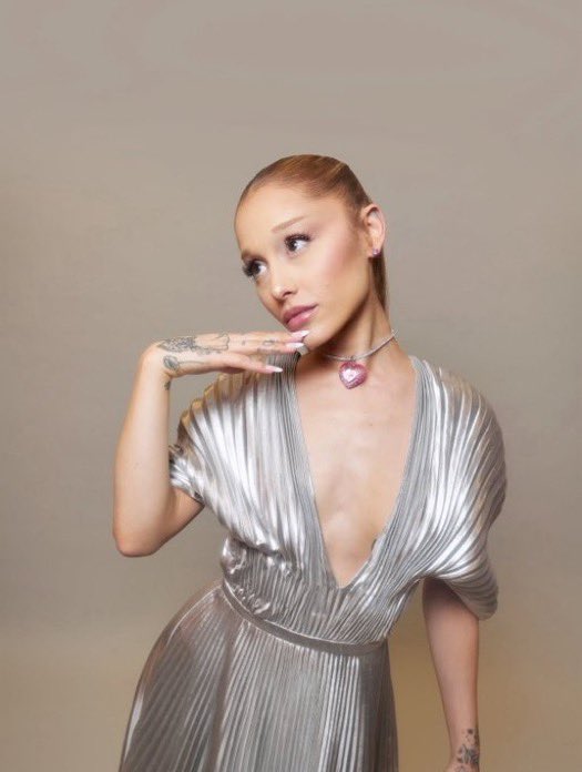 HitsAndCharts's tweet photo. ARIANA GRANDE OMG https://t.co/IL8QSYYEYu