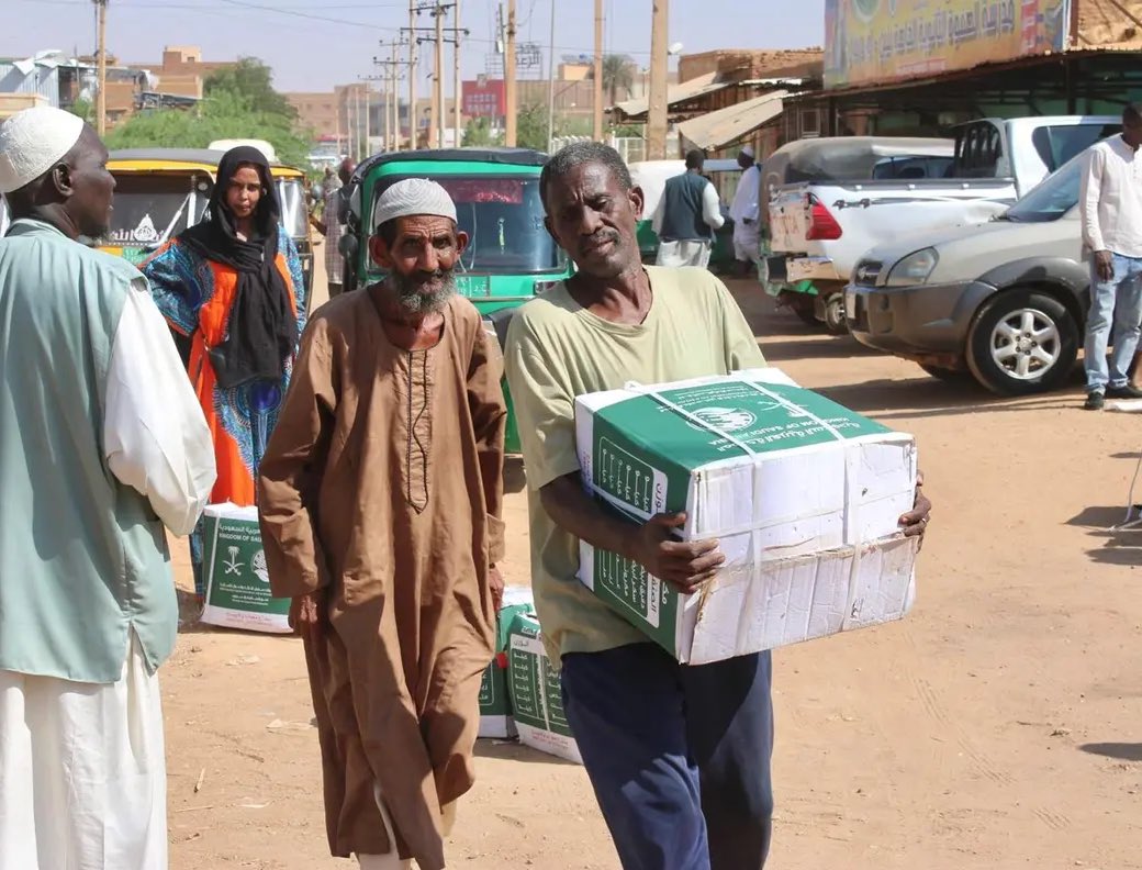 SaudiNews50's tweet photo. عطاء المملكة يعانق السودان..

السعودية توزع سلال غذائية متنوعة على الأشقاء السودانيين.

- https://t.co/iqhzg8IfQu