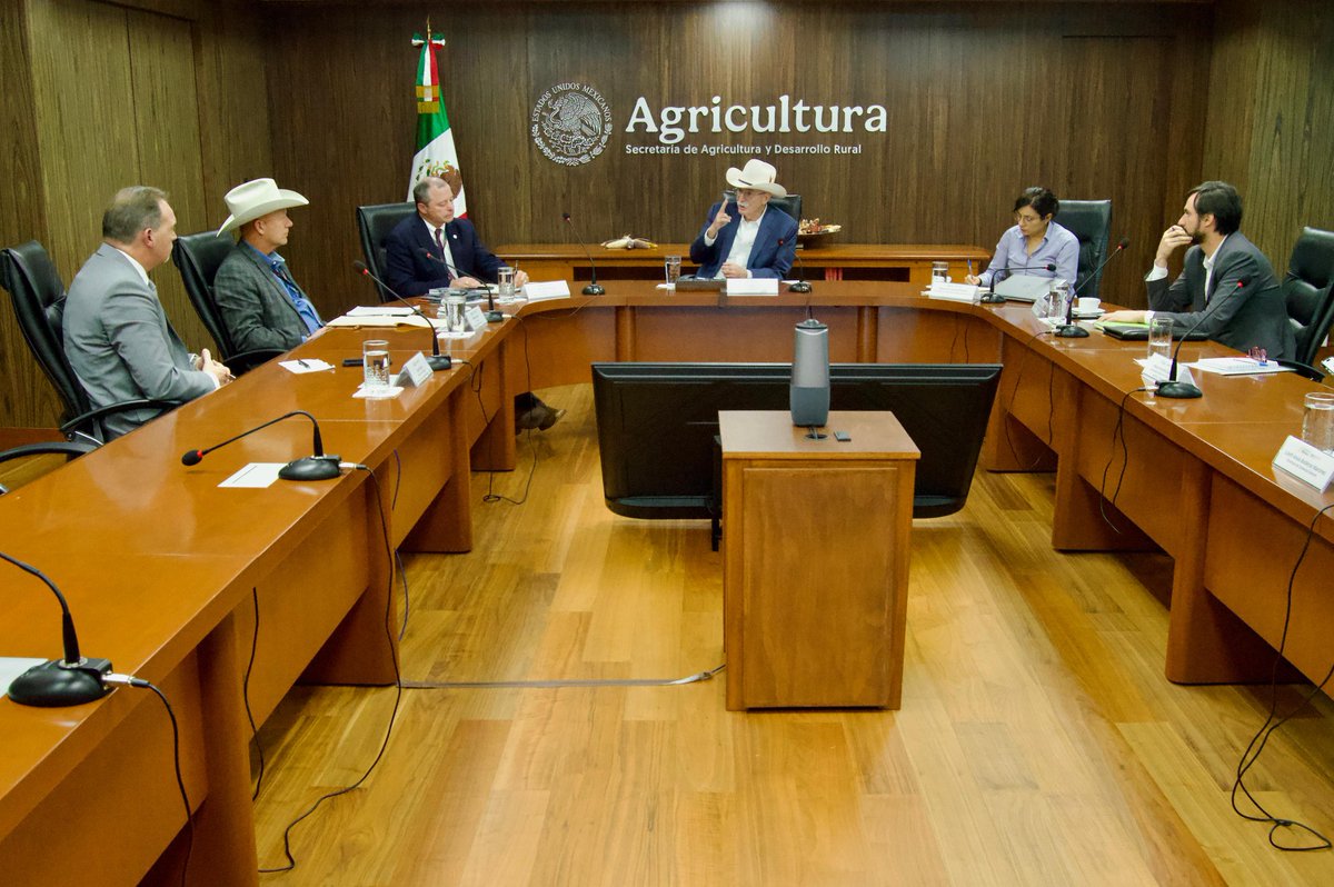 JulioBerdegue's tweet photo. Me reuní con representantes de asociaciones engordadoras de ganado de Estados Unidos.

Dialogamos sobre las acciones que llevamos a cabo de manera conjunta entre el @SENASICA, las uniones ganaderas, los gobiernos estatales de México y el personal técnico de APHIS-USDA para mantener los más altos estándares sanitarios de la ganadería mexicana y asegurar exportaciones seguras hacia EE.UU.

Coincidimos en el interés mutuo de reactivar este comercio entre ambos países, fortalecer las economías rurales y el bienestar de las y los productores en México y Estados Unidos, así como contribuir a reducir los altos precios de la carne que enfrentan las y los consumidores estadounidenses.