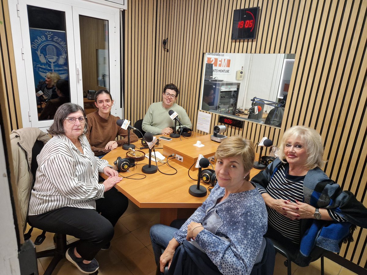 Al #SantsMontjuïcAlDia hem fet tertúlia veïnal dels nostres barris amb <a href="/FinaMartinezru1/">Fina Martinez ruiz</a>, <a href="/neusdeharo/">Neus De Haro</a>, <a href="/FitJordi/">Jordi Fit</a>, <a href="/marina_domgz/">🅜 🅐 🅡 🅘 🅝 🅐</a> i Mercè Calaceit parlant del <a href="/verkamiCAT/">Verkami .CAT</a> de la <a href="/NovaFarga/">La Nova Farga</a>, la castanyada i l'inici d'obres a la plaça de <a href="/avplacafarga/">AVV Plaça de la Farga</a>.

📻go.ivoox.com/rf/161970180