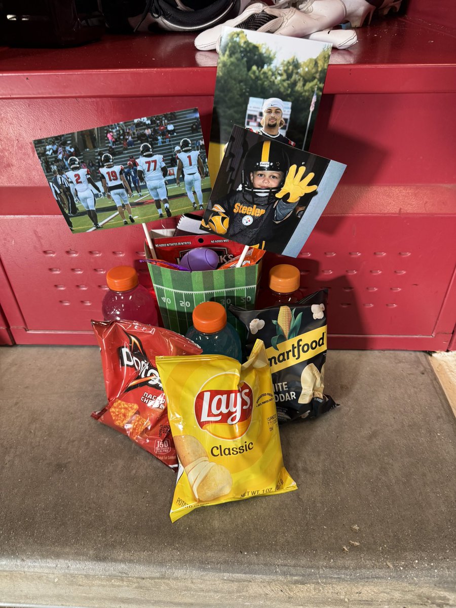 MHS_Warriors_FB's tweet image. They say it takes a village and that’s the truth! Our parents going the extra mile to celebrate our seniors. Thank you all for doing this and for allowing us to be part of their lives! #warriorpride #family