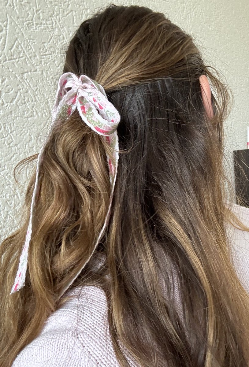 Pretty building and my hair todayyyyy🧚‍♀️