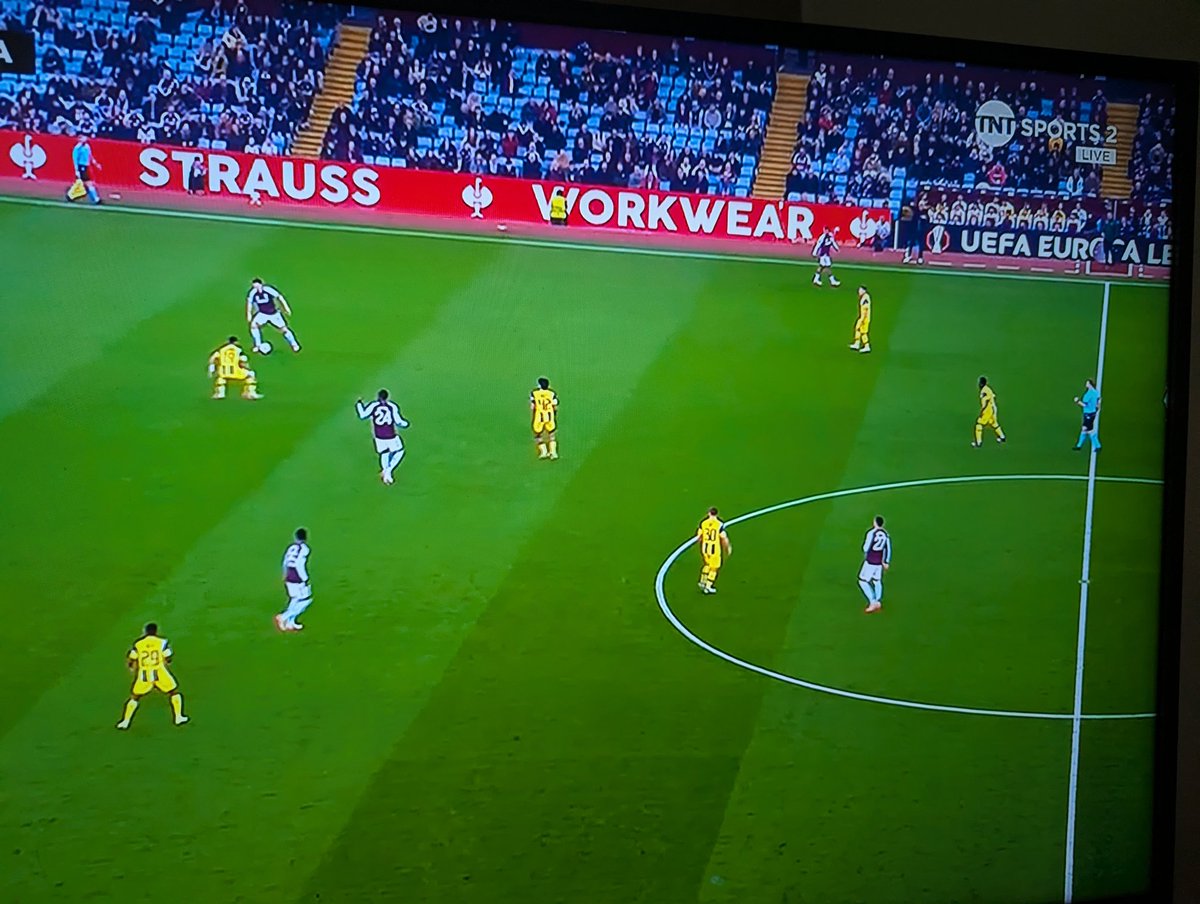 MarkChelmo's tweet image. All those empty seats at Villa Park 😮😮