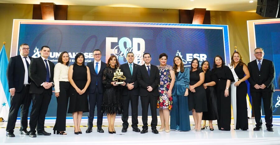 enter504's tweet photo. #CoberturaSocial FOTOS: ✨🏆 Una noche para celebrar el impacto positivo. 🌱
FUNDAHRSE entregó el SELLO ESR 2025, reconociendo a empresas que construyen un país más justo y sostenible 💚🇭🇳
👉 https://t.co/p84aHR2eo0
#FUNDAHRSE #SelloESR #RSEHonduras #EmpresasResponsables #Honduras #Enter504HN