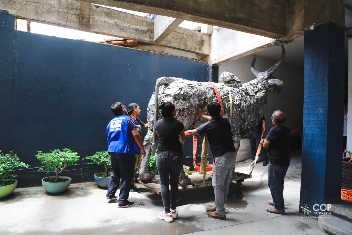 CCPSCZ's tweet photo. #CCP| ESCULTURA
¡Retorna a casa! 📷.
La escultura “Mata Hambre” del artista Juan Bustillos retorna a la ciudad de Santa Cruz después de 10 años.

Ahora podrás disfrutar de cerca esta imponente obra de arte de una tonelada, hecha de puro talento y aluminio.

¡Te esperamos! https://t.co/YrCnAqOd8s