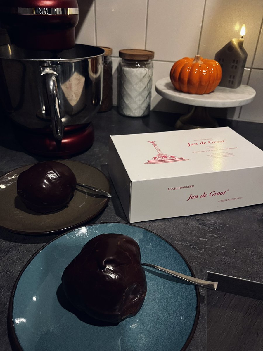 Lindapluktdedag's tweet photo. Wij krijgen hier net een doos met Bosche bollen van banketbakkerij Jan De Groot uit Den Bosch cadeau. Jullie mogen best jaloers zijn 🤪
#groteblij https://t.co/RkMcuvcuo6