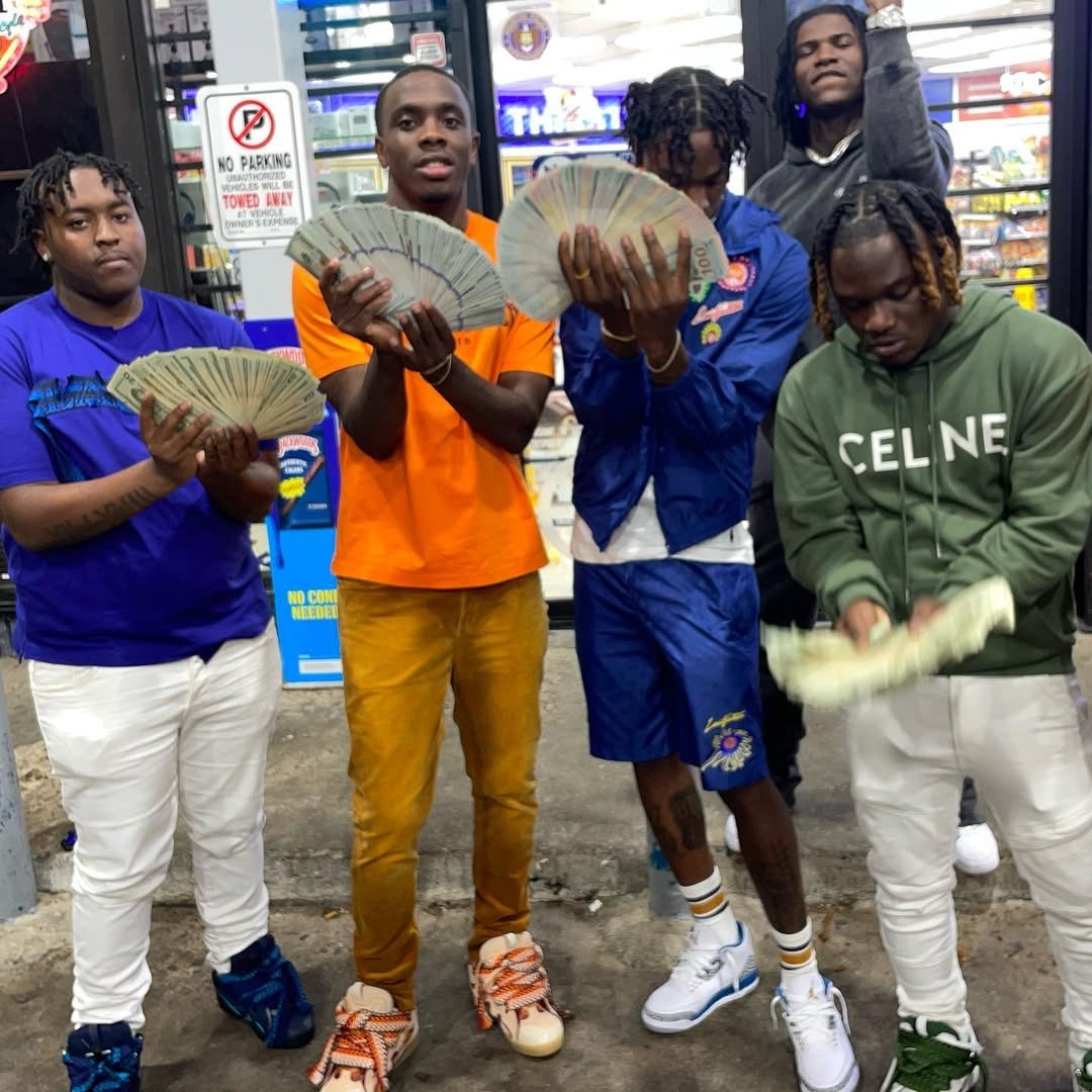 _moneydw's tweet photo. DoubleⓂ️ shit , if we ain’t get a bag and split it he ain’t a bro ! https://t.co/0rsIobqMaw