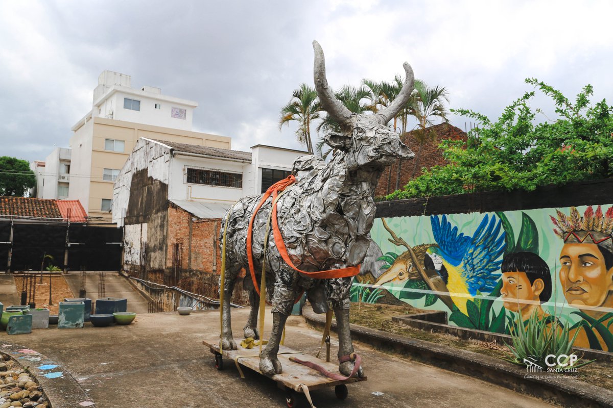 #CCP| ESCULTURA
¡Retorna a casa! 📷.
La escultura “Mata Hambre” del artista Juan Bustillos retorna a la ciudad de Santa Cruz después de 10 años.

Ahora podrás disfrutar de cerca esta imponente obra de arte de una tonelada, hecha de puro talento y aluminio.

¡Te esperamos!