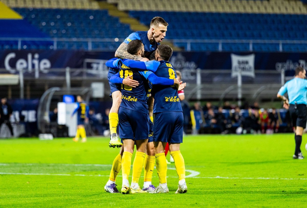 777_Tips_'s tweet photo. Legia lepsza, ale bez punktów. ⚽
W 3. kolejce Ligi Konferencji warszawianie dominowali z NK Celje, lecz brak skuteczności ich pogrążył. Urbański dał prowadzenie po pięknej akcji, jednak gospodarze odwrócili losy meczu – Iosifov i Karnicnik trafili na 2:1.
Legia grała dobrze, ale zapłaciła za niewykorzystane sytuacje. 💔

Jeśli lubicie nasze podsumówki i newsy — zostawcie followa! ❤️📷

#Legia #ConferenceLeague #NKCLEG #UECL