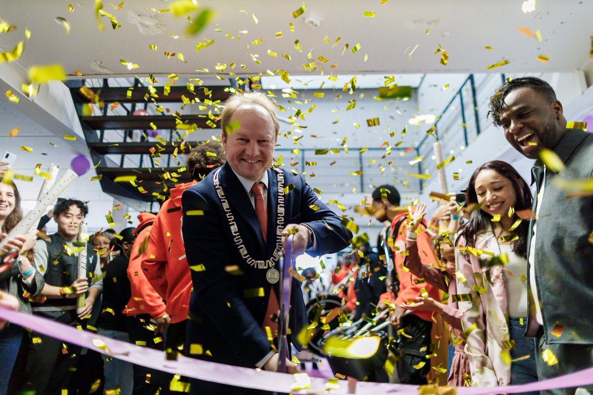 Tijdens de viering van hun 5-jarig bestaan het nieuwe gebouw van Chapel Avenue geopend.
Van 6 mensen in een woonkamer naar een kleurrijke gemeenschap van ruim 300 leden.
Mooi om te zien hoe zij elkaar wekelijks vinden en verbinden in Almere. Gefeliciteerd! 🎉