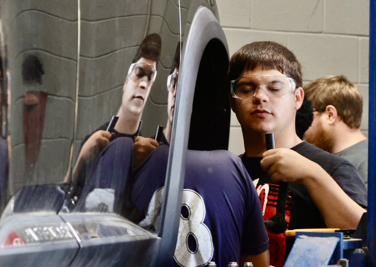 DCSeNews's tweet image. Southaven Middle School students withessed transformative learning during their tour of @CareerTechWest. CTC students, you were exceptional as you gave tours, explained programs, showcased your work, and answered questions! #BeTheStandard #TeamDCS