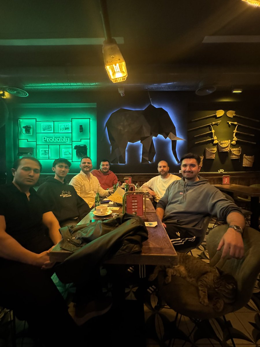 Birlikte daha nice zaferlere 🍻

Istanbul mini <a href="/MetturkTR/">Metturk</a> buluşması 🦅

Geçen sene bu grubu kurduğumda iki vizyonumdan birisi samimi bir aile ortamı yaratabilmek birisi de beraber para kazanabilmekti.

2/2 ✅✅✅

Abu dhabide görüşürüz 👋