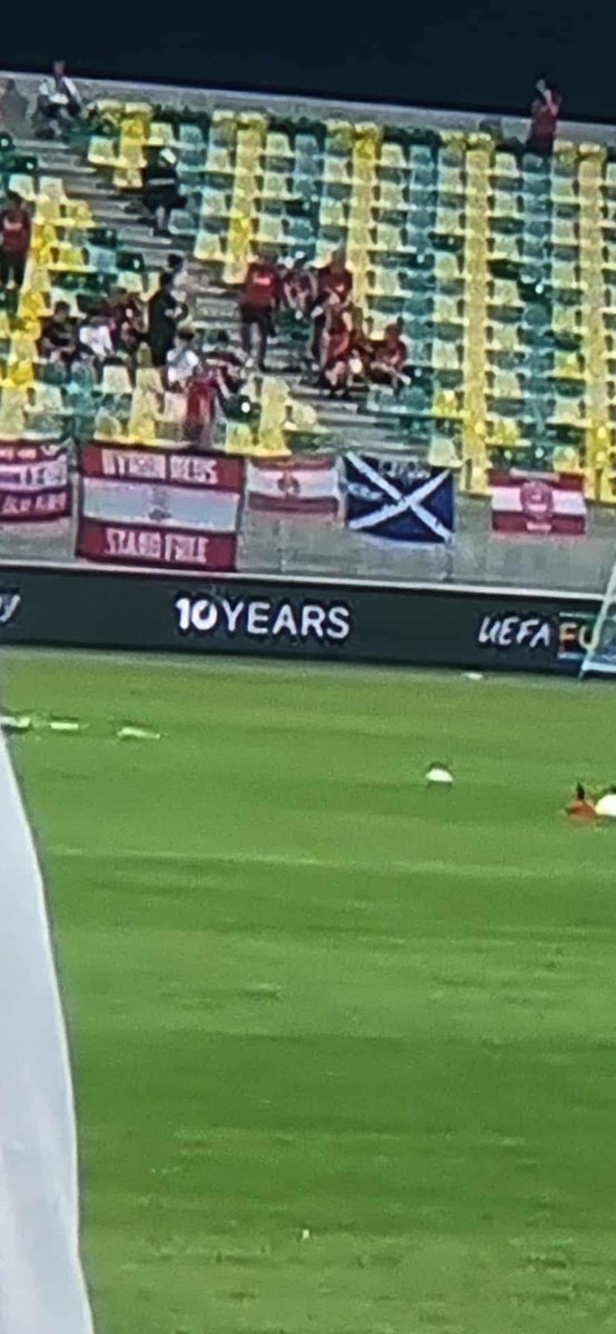 OneKerryLiam's tweet photo. The flag made it on the tele #again π΄σ §σ ’σ ³σ £σ ΄σ Ώ π¨πΎπ Uncle Bob and Chris accompany the old man tonight #donsfamily https://t.co/6baee09F1H