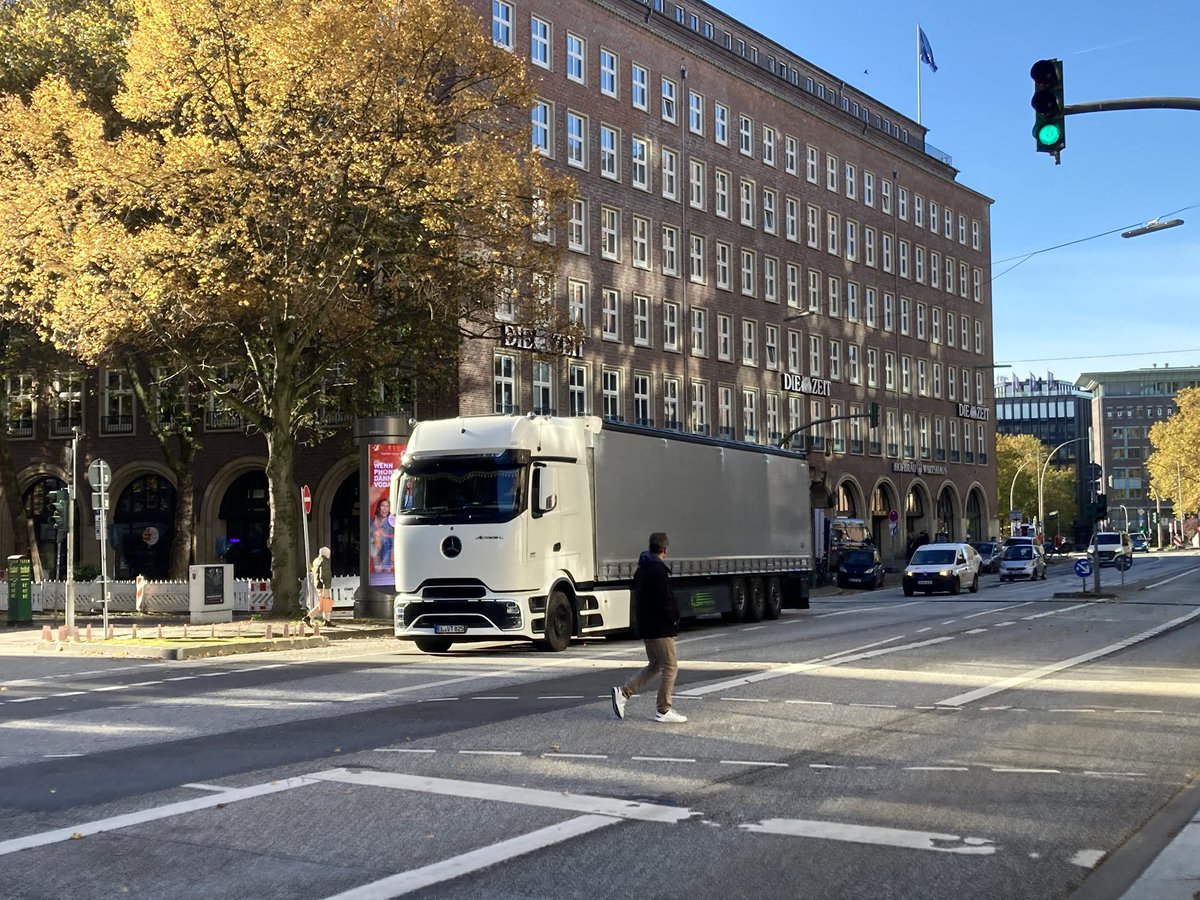 GeorgAlbrecht1's tweet image. da willste mal spontan ein tolles Foto eines neuen #Mercedes #Actros-L 🤍 machen, läuft ein Depp bei Rot über die Straße und durchs Bild! maaan! 😡 … @DaimlerTruck