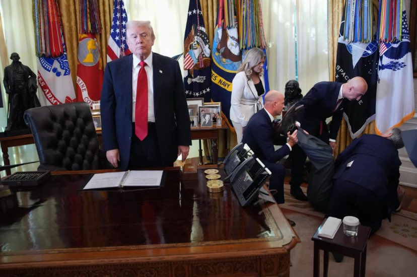 Reakcja Trumpa na faceta, który śmiał zemdleć w jego obecności i na dodatek w Oval Office.