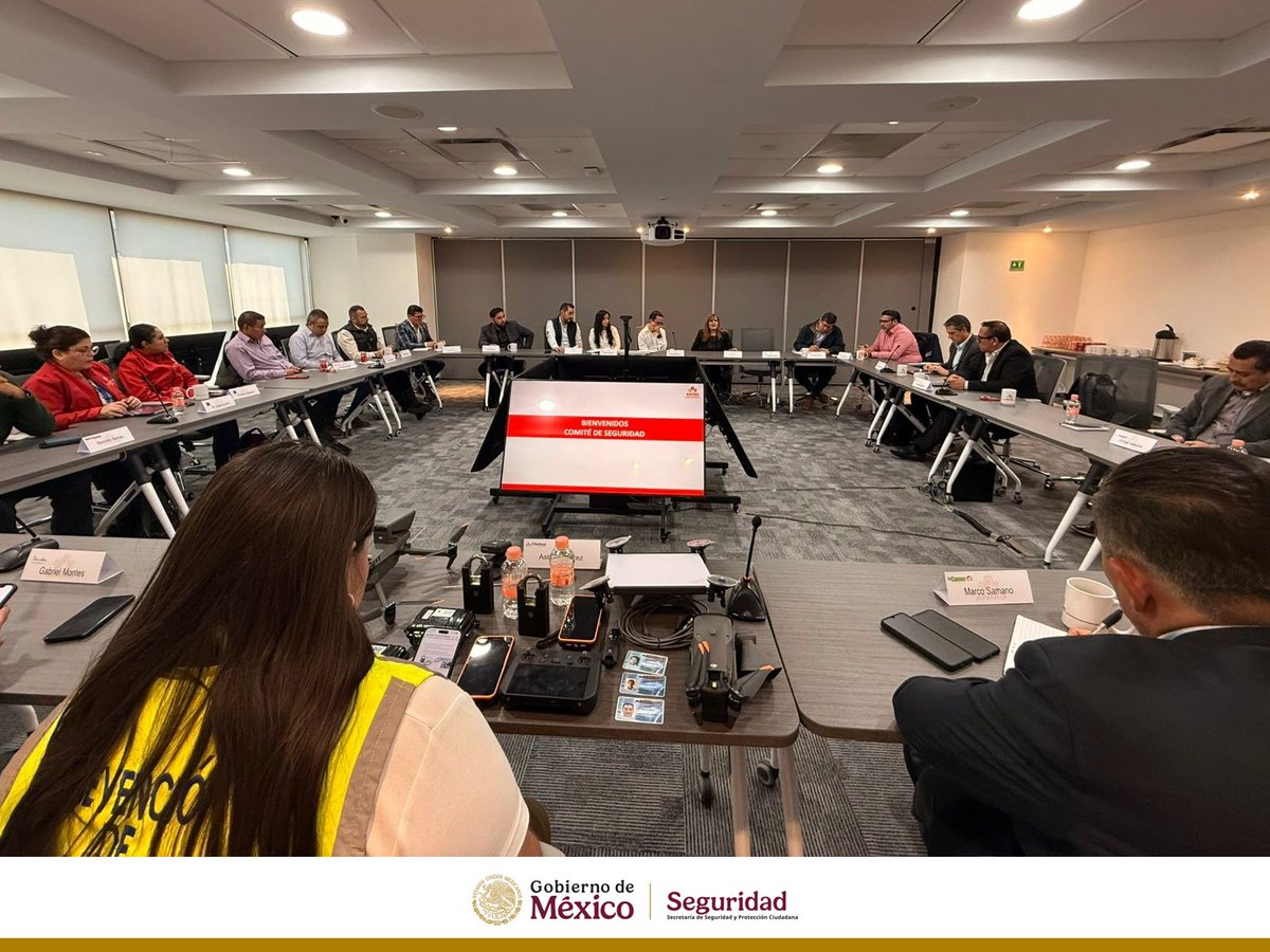Luis_diazdeleon's tweet photo. Hoy la @SSPCMexico que encabeza el Secretario @OHarfuch  firmó un convenio con la Asociación Nacional de Tiendas de Autoservicio y Departamentales (@ANTADMx) para fortalecer la seguridad y atender delitos de alto impacto.
En el acto participó la Dirección General de Atención y Cuidado Comunitario, dirigida por @trinibelauzaran y adscrita a la Subsecretaría de Política Criminal, Vinculación y Protección Civil, fortaleciendo la coordinación entre instituciones y sector privado para proteger a la ciudadanía.
#SeguridadConJusticia #GobiernoDeMéxico #ColaboraciónPorMéxico
