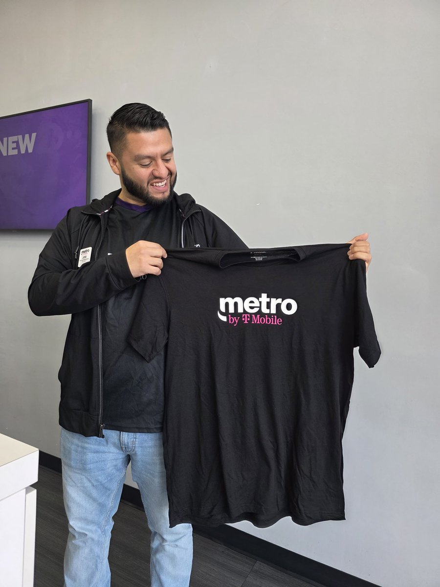 PCGPrepaidBiz's tweet image. ➡️➡️➡️ Scroll on through ➡️➡️➡️

Treating our top RSRs to some new swag!
#metrobytmobile #metro 💜
