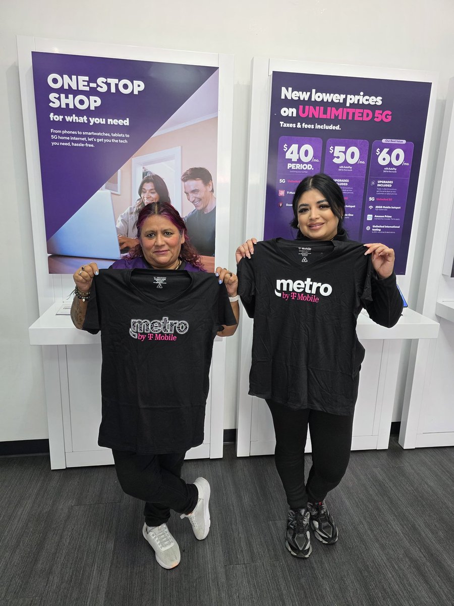 PCGPrepaidBiz's tweet image. ➡️➡️➡️ Scroll on through ➡️➡️➡️

Treating our top RSRs to some new swag!
#metrobytmobile #metro 💜