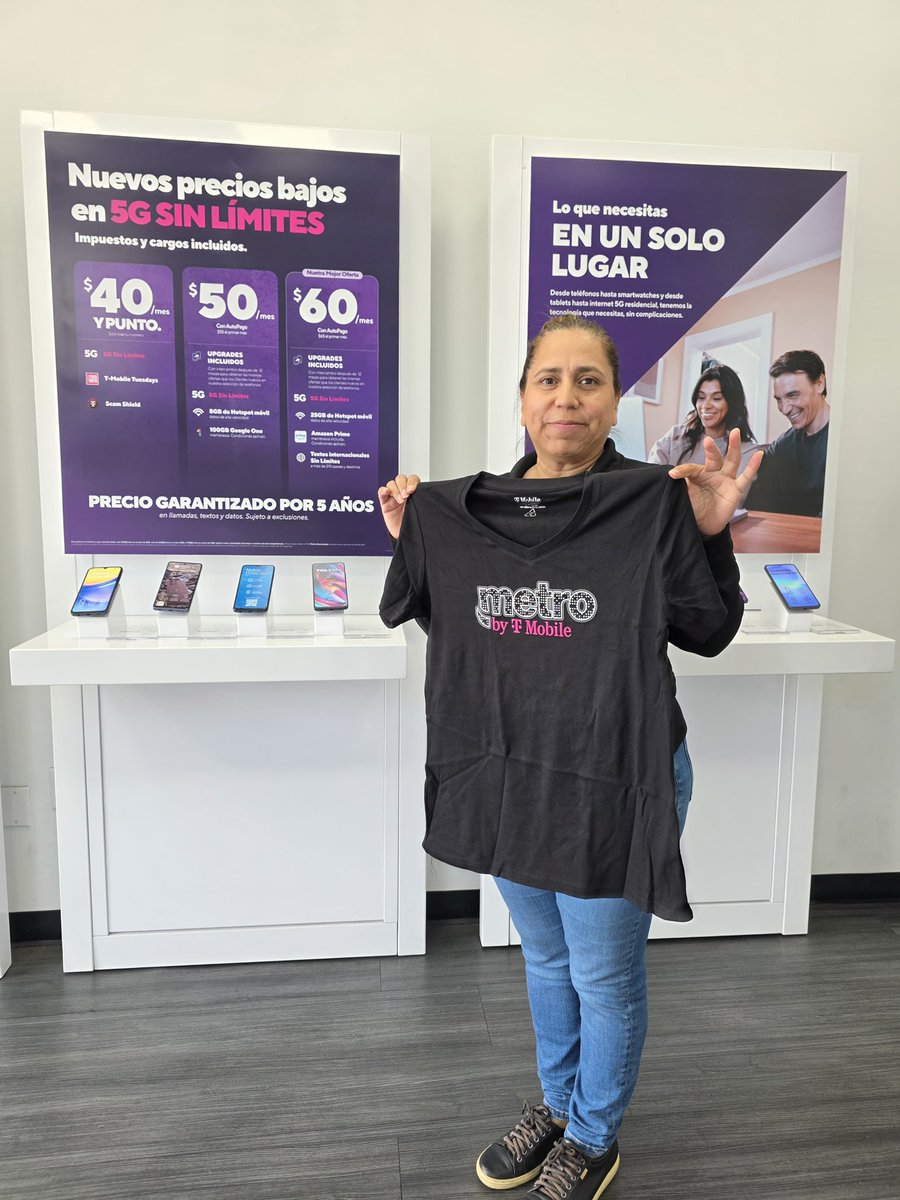 PCGPrepaidBiz's tweet image. ➡️➡️➡️ Scroll on through ➡️➡️➡️

Treating our top RSRs to some new swag!
#metrobytmobile #metro 💜