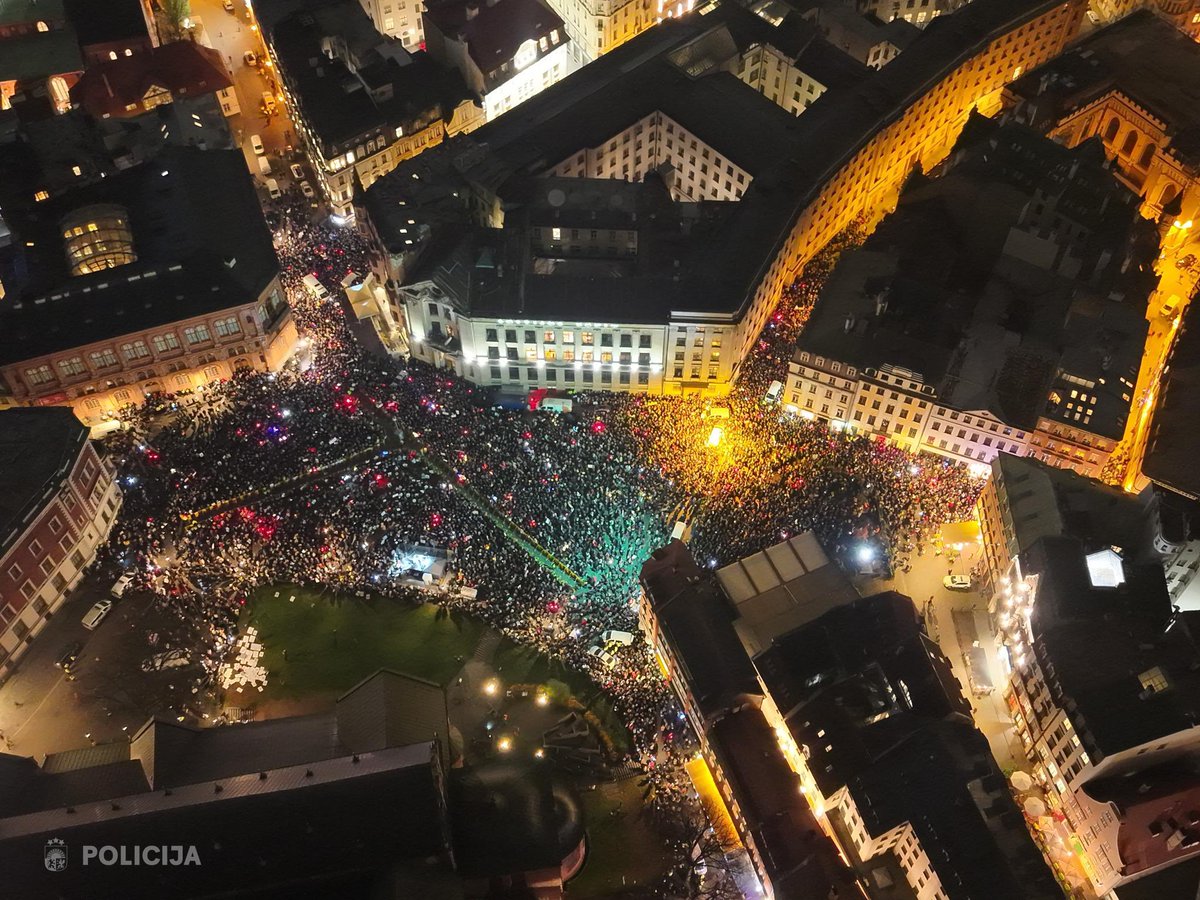 1. foto - LPV protests
2. foto - Stambulas atbalsta mītiņš

Būtiskais - abus faktiski sarīkoja Šlesers 🤡

Paldies, protams, arī visiem sponsoriem - NA, ZZS, AS, kas palīdzēja izdarīt tā, ka jau nedēļām fonā paliek Siliņas tizlās valdības fakts un “drošības budžets”