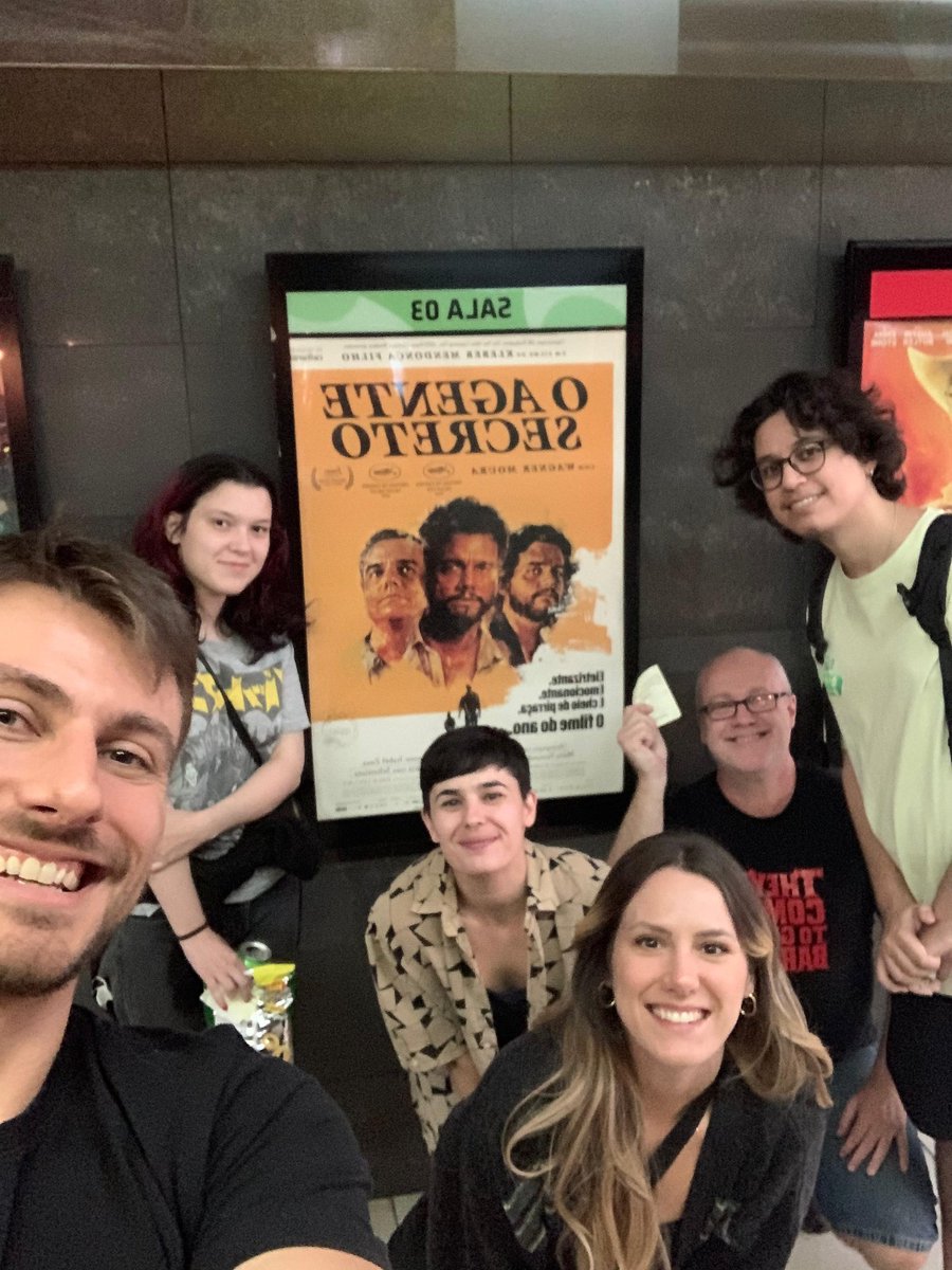 Pessoal do NEHCINE (Núcleo de estudos de História e Cinema) da UFSC vindo prestigiar a estréia nacional de AGENTE SECRETO! Que filme! Parabéns, viva o Cinema Brasileiro <a href="/kmendoncafilho/">Kleber Mendonça Filho</a>