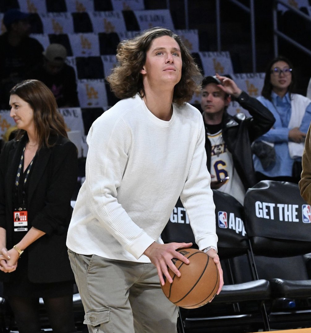 Lakers Lead tweet media