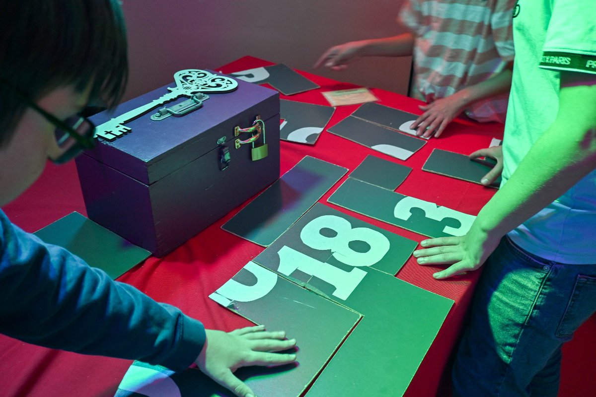 aclimoges's tweet image. En cette journée #NAH, la rectrice échange avec les élèves et personnels ambassadeurs pHARe du collège A. France de Limoges. Elle assiste également à des actions de sensibilisation :
✅️Escape game
✅️Mur de l'expression
👏à la communauté éducative pour son engagement quotidien