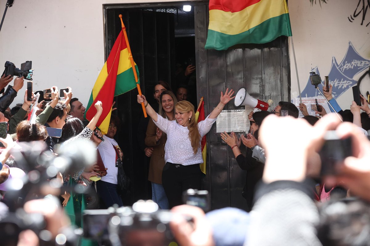 Cuanta alegria me da ver esta imagen que tanto esperaba luego de las elecciones 2025 en Bolivia.

Que bueno verla libre y en salud estimada Sra. Jeanine Áñez!
Bienvenida a la 
#Libertad🇧🇴!

lapatilla.com/2025/11/06/jea…