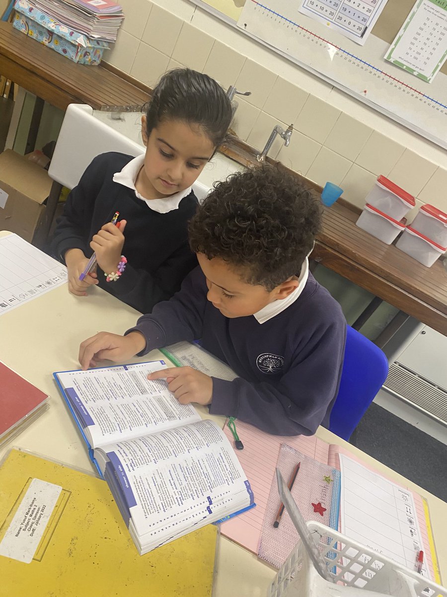 MrsImadBF's tweet photo. Today in English, we explored how to use dictionaries to find new words from our model text! Great team work👏👏👏 https://t.co/IZ1uJsVgut