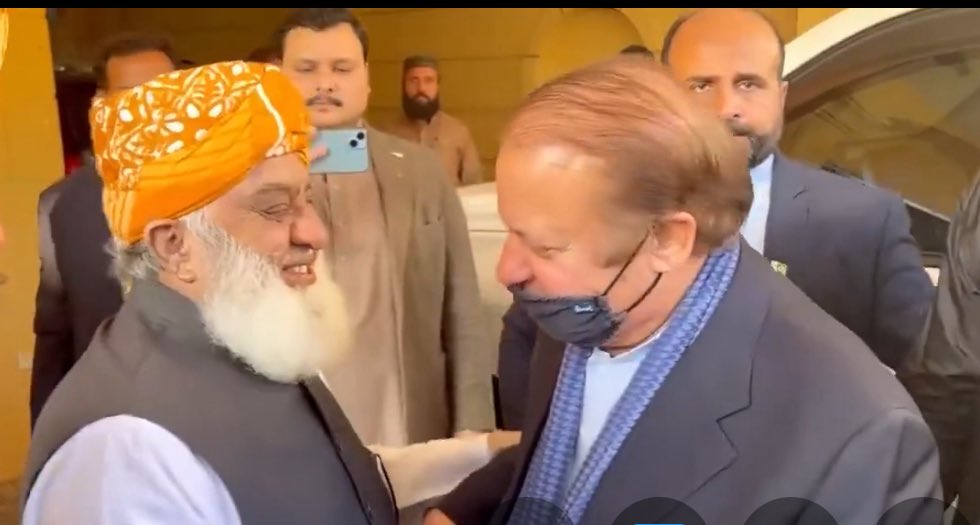 میاں نواز شریف معہ اہل وعیال مولانا فضل الرحمان کی رہائش گاہ پر حاضری دے رہے ہیں۔۔۔ اس منظر کو دیکھ کر شاہ سے زیادہ شاہ کے وفاداروں کو سبق حاصل کرنا چاہئے اور آئندہ مولانا فضل الرحمان کے حوالے سے دولتیاں مارنے سے احتیاط کریں۔۔۔ یہی بندہ تھا جس کی فیلڈ فورس نے مسلم لیگ نون کو