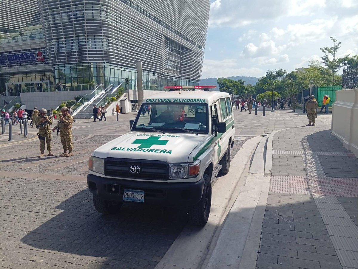 Cruz Verde Salvadoreña asegura que una mujer murió a causa de heridas de arma de fuego en la acera del Palacio Nacional, en el Centro Histórico de San Salvador.