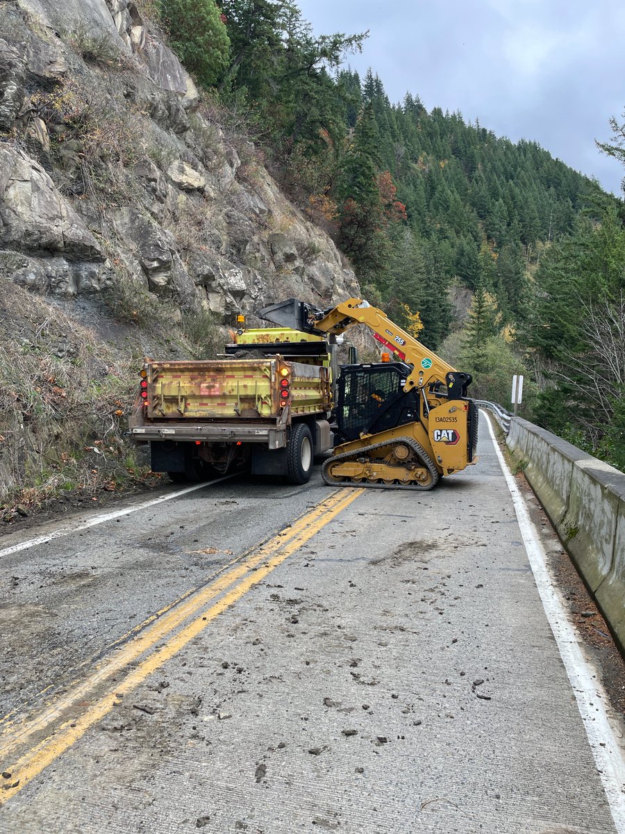 wsdot_north's tweet image. Our maintenance crews are getting SR 11/Chuckanut Drive ready for winter by clearing leaves, rocks and tree debris from the road and ditches.

Expect alternating traffic between Blanchard Dr and the Skagit/Whatcom county line until about 3p today near Bow as this work wraps up.