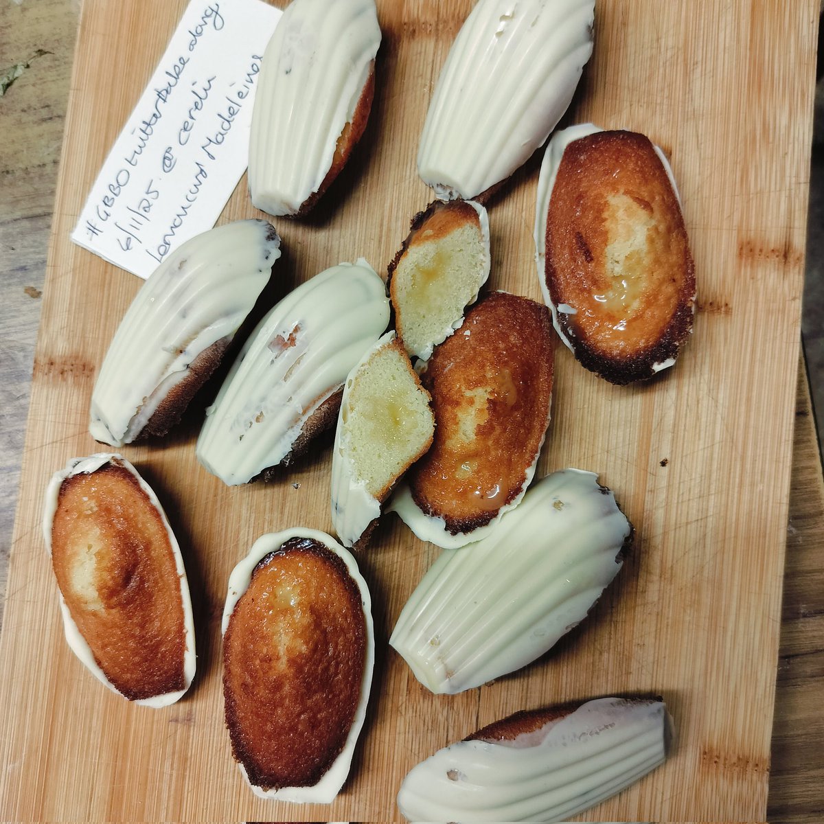 #Gbbotwitterbakealong <a href="/Rob_C_Allen/">Robert Allen</a> <a href="/thebakingnanna1/">The Baking Nanna</a> <a href="/marybethxx6/">❤️karen Mary Elizabeth❤️</a> not ombre madeleines but lemon ones with lemon curd and white chocolate.