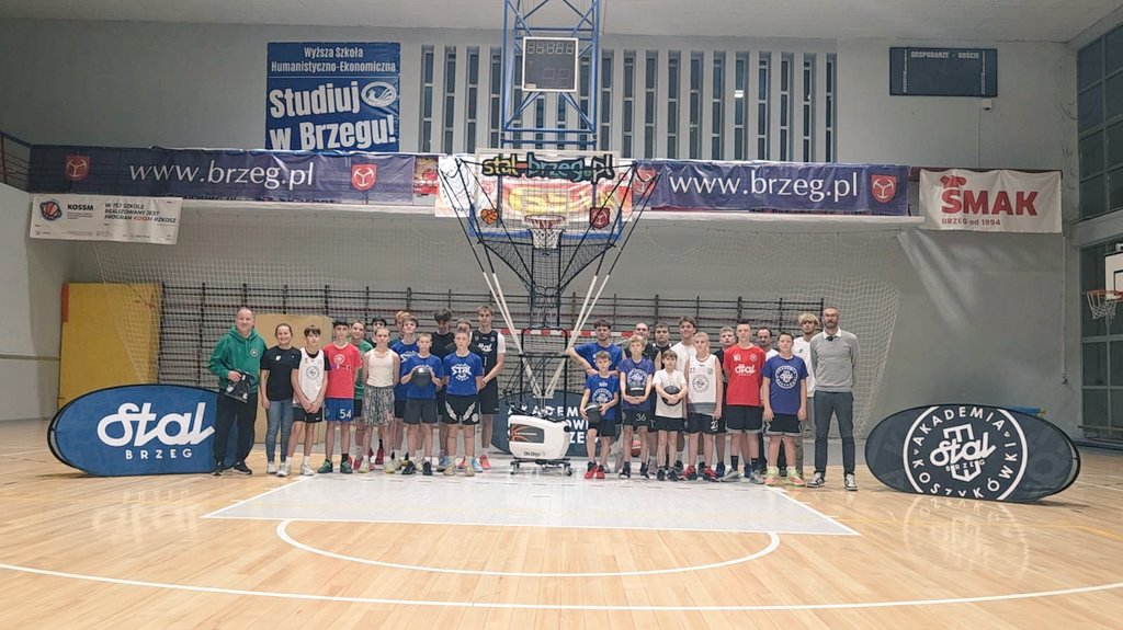 6trzy9's tweet photo. Dziękujemy @hoop_and_court 🏀 maszyna firmy https://t.co/Kceto8pdO5 trafiła do naszej Akademii Koszykówki Stal Brzeg za zwycięstwo w konkursie: "A Ty? Dlaczego kochasz basket?"
Dziś odbyło się wręczenie nagrody przez @sipkeng i pierwszy trening naszych zadowolonych chłopców 🏀 https://t.co/CNpAhG7yOD