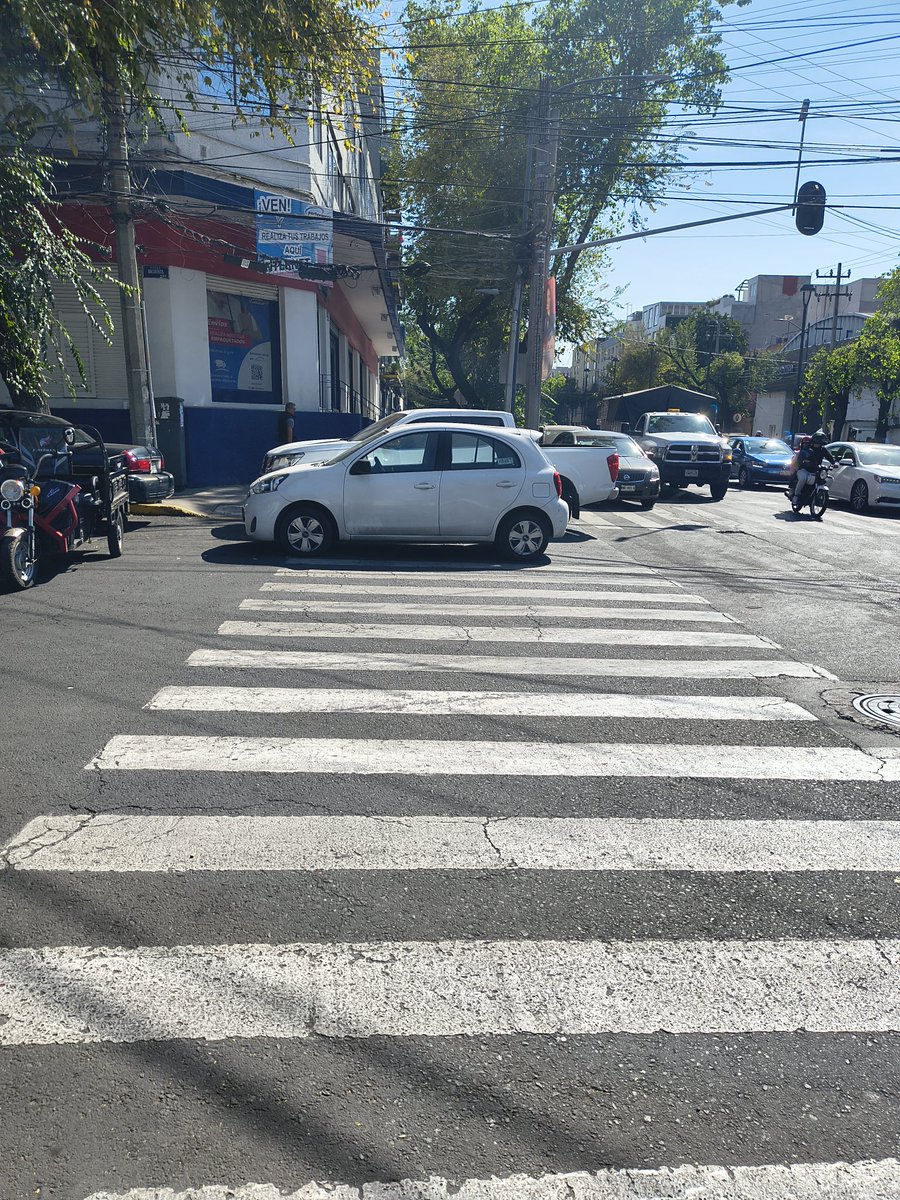 chofistrufis's tweet photo. #TransitoCDMX claramente se necesita infraccionar y llevar al corralón están en una zona escolar donde los niños y sus papás tienen que rodear para poder pasar así como colocar vigilancia en las salidas escolares para evitar doble fila y estacionarse en lugares prohibidos https://t.co/IeIntGVuAJ