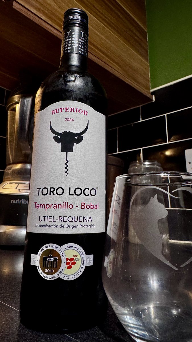 LOVE the bull headed corkscrew logo on this one.

But then we noticed it has a screw top! 😂

It’s a fair and typical Tempranillo from Spain. Good with Tapas apparantly. But not amazing. A little too acidic for us.

6.5/10 #RandomRedThursday